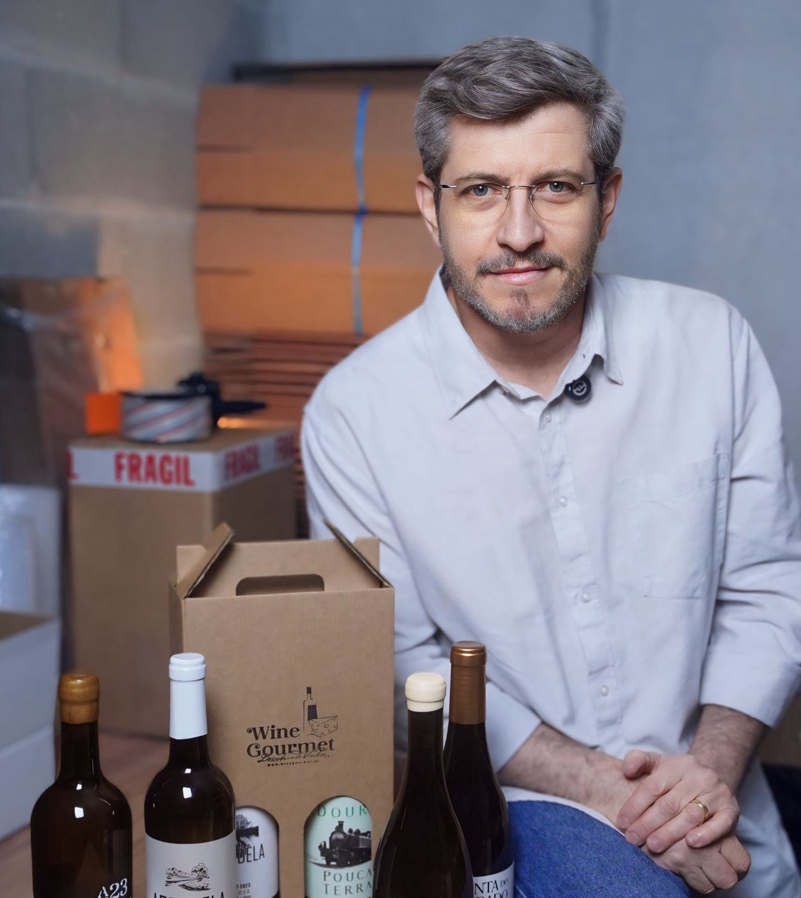 Cristiano Andrade com garrafas de vinho português
